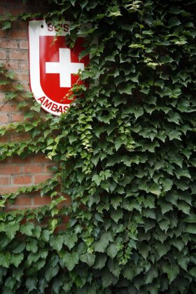 stemma con la croce svizzera appeso a un muro