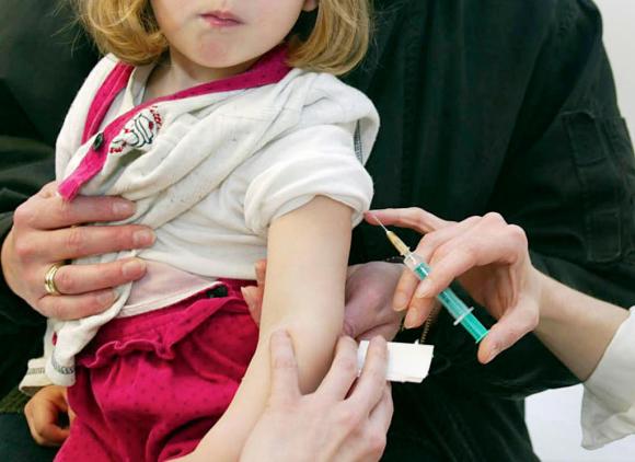 Immagine di una bambina cui viene praticata una vaccinazione.