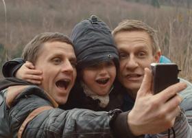 I due uomini fanno un selfie con il figlio