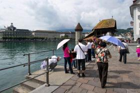 turisti asiatici a passeggio lungo il fiume Reuss a Lucerna