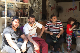 Immagine di una famiglia, riunita in un garage di Shatila.