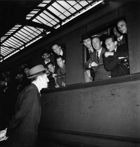 Ebrei in un treno appena giunto alla stazione di Zurigo l 11 ottobre 1942.