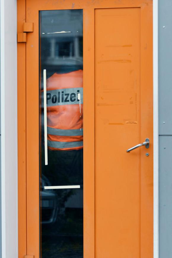 La police dans une mosquée en Suisse.