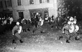 Szene wie aus einem Bürgerkrieg: Grenadiere der Berner Kantonspolizei gehen 1977 in Moutier gegen Separatisten vor.