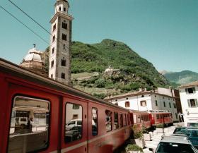 In un immagine scattata a Tirano, Valtellina, un convoglio della Rhaetischen Bahn parte in direzione della Svizzera.