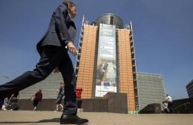 Una grossa insegna sullo stabile sede della Commissione europea a Bruxelles annuncia la fine del roaming con sovrapprezzo in Ue.