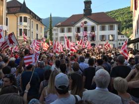 Una folla che sventola bandiere giurassiane davanti al municipio di Moutier.
