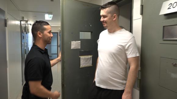 Un detenuto parla a un secondino mentre sta uscendo dalla cella