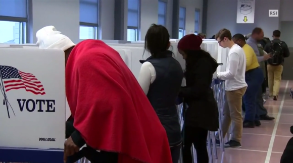 In una foto scattata in un seggio elettorale, un momento dell Election Day negli Stati Uniti.