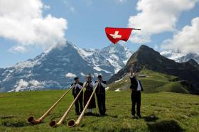 Suonatori di corno delle Alpi e sbandieratori svizzeri