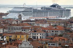 Venezia attraversata da una enorme nave da crociera