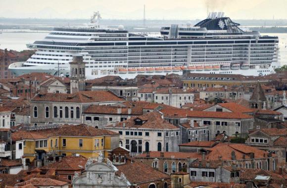Venezia attraversata da una enorme nave da crociera