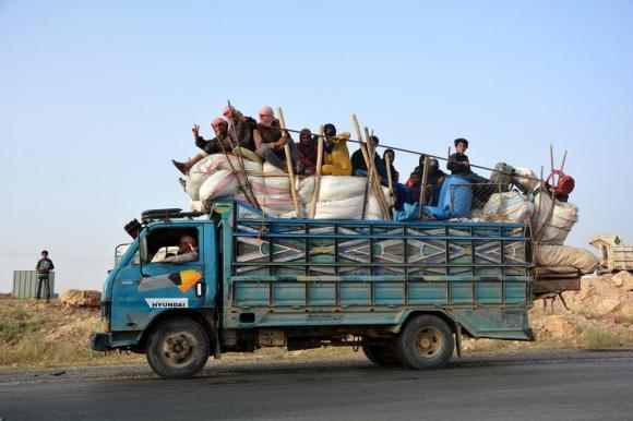In un immagine d archivio, civili fuggono dalla città di Raqqa, nel nord della Siria.