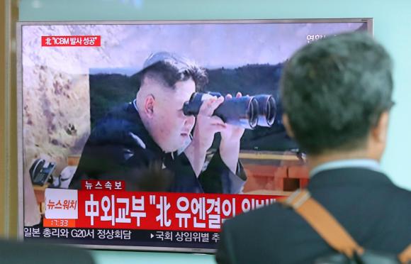 Un sudcoreano guarda alla tv un servizio sul test missilistico nordcoreano
