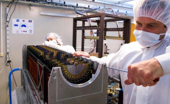 Un tecnico del CERN al lavoro durante la messa a punto dell acceleratore di particelle LHC nel 2007.