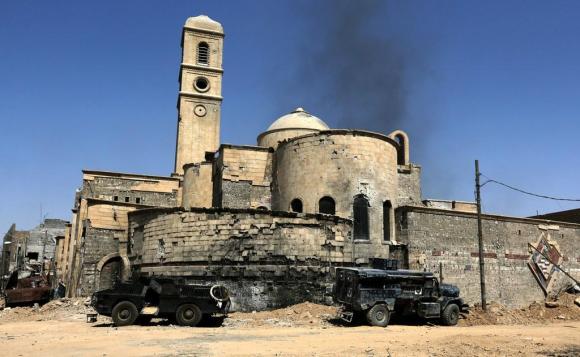 Un immagine scattata il 5 luglio nel centro della città storico di Mosul: mezzi dell esercito nei pressi di una chiesa.