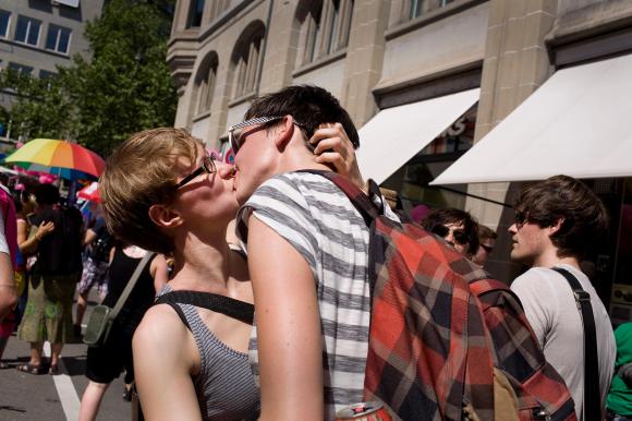 Deux femmes au style androgyne s embrassent.