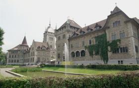 Ein Märchenschloss im mittelalterlichen Stil mit Springbrunnen