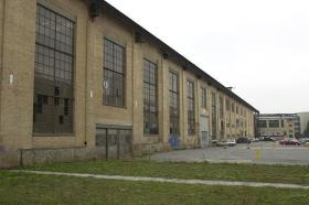 Ein altes Fabrikgebäude mit zerfallenen Fenstern