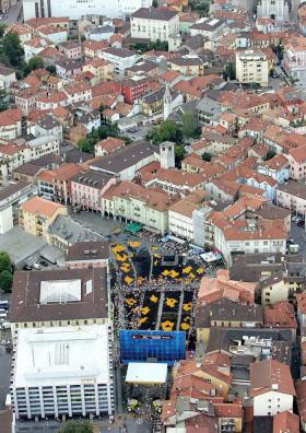 Blick auf Piazza Grande in Locarno mit Bestuhlung für Filmfestival.