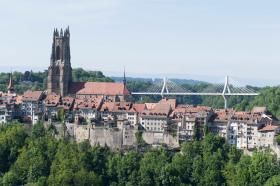 Blick auf Kathedrale und Fribourger Altstadt. Im Hintergrund ist eine Brücke zu sehen.