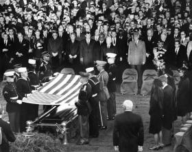 Un momento dei funerali di John Fitzgerald Kennedy (1963).