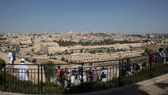 La città vecchia di Gerusalemme osservata da turisti.