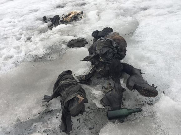 In immagine alcuni degli oggetti ritrovati sul ghiacciaio hanno permesso di rirtovare due corpi