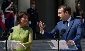 Doris Leuthard e il presidente Emmanuel Macron durante un incontro a Parigi.
