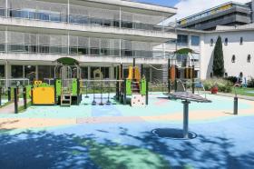 Parco giochi e sullo sfondo l edificio dell Ospedale pediatrico di Ginevra