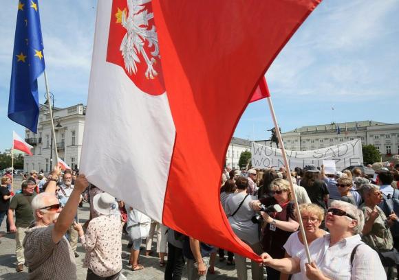 Proteste in Polonia per le contestate leggi contro l autonomia dei giudici