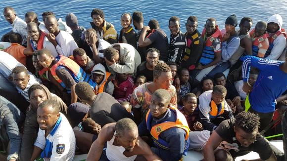 IN un immagine d archivio, migranti salvati al largo delle coste libiche. Anche oggi sono stati rinvenuti 11 cadaveri