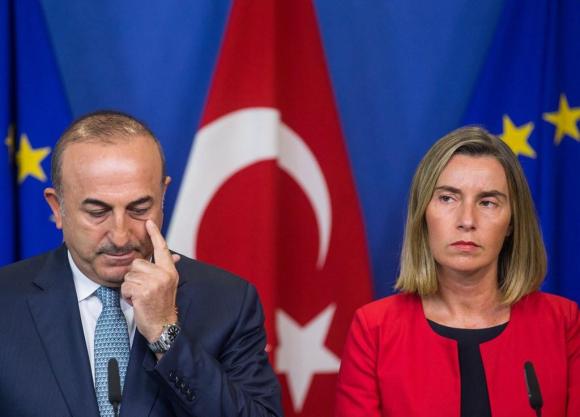 Nella foto Federica Mogherini e il ministro degli esteri turco Mevlet Cavusoglu dopo il vetice Ue-Turchia