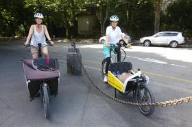 Simone Luder e Lina Hofer su delle cargo-bike
