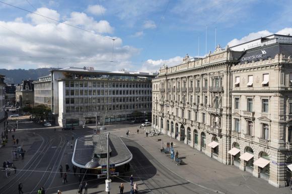 Le sedi di UBS e Credit Suisse in Paradeplatz a Zurigo.