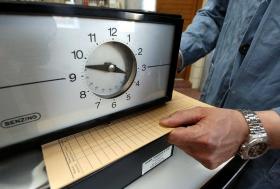 Un orologio marcatempo - timbracartellini in un immagine d archivio.
