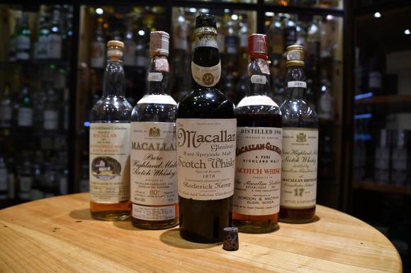 Bottiglie di whisky tra cui la Macallan del 1878.
