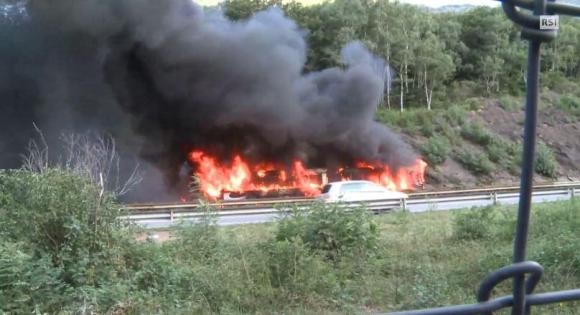 autobus in fiamme sull autostrada A2 in Ticino