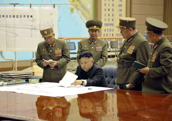 Il leader nordcoreano Kim Jong-Un e alcuni dirigenti militari in un immagine d archivio.