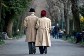 Coppia di anziani al parco, di spalle