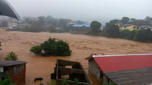 fiume di fango sommerge una zona di Freetown