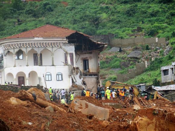 Alluvione e colata di fango hanno distrutto un quartiere di Freetown. 400 morti e almeno 600 dispersi