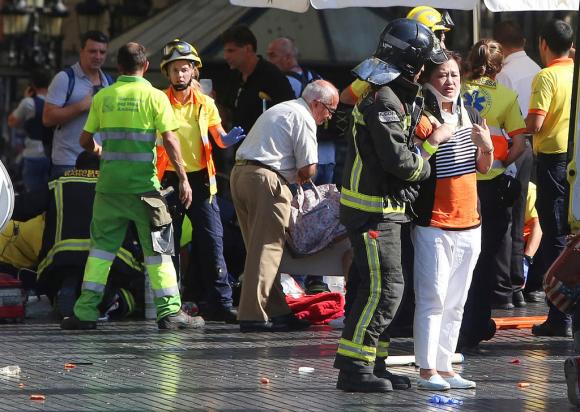 Le vittime dell attentato a Barcellona soccorse da polizia e pompieri