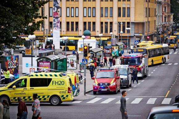 Ambulanze e forze dell ordine intervenute sulla piazza del multiplo accoltellamento a Turku, Finlandia.