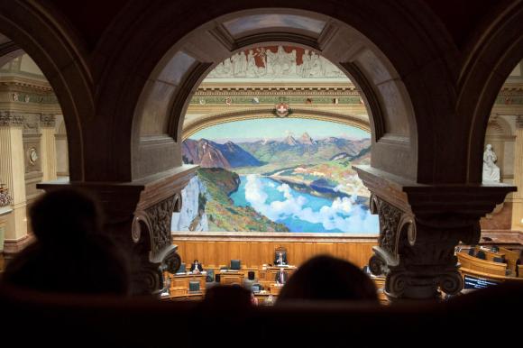 Blick auf den Nationalrat mit historischem Gemälde im Hintergrund