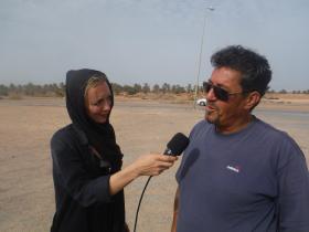 امرأة تستجوب رجلا في ليبيا