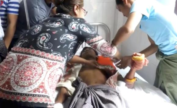 Un uomo soccorso in un ospedale della township di Buthidaung, Myanmar, dopo gli scontri tra Rohingya e forze birmane.