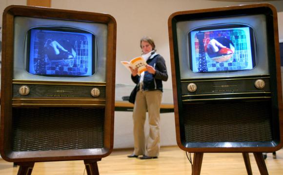 L immagine di due televisori d epoca.
