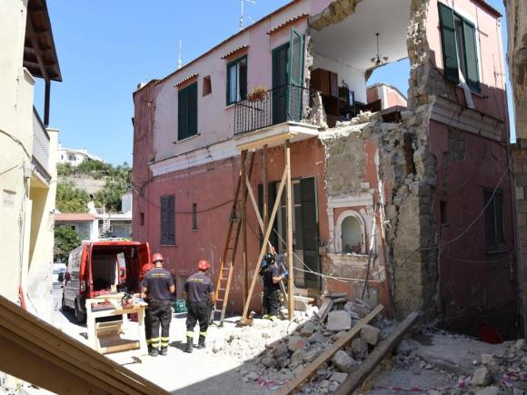 vigili del fuoco ispezionano i danni a una casa di ischia dopo il terremoto
