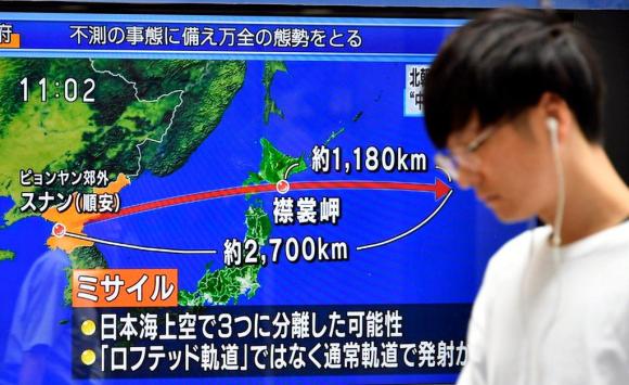 Nella foto la schermata di una televisione giapponese che mostra la traiettoria del missile che ha sorvolato il Giappone